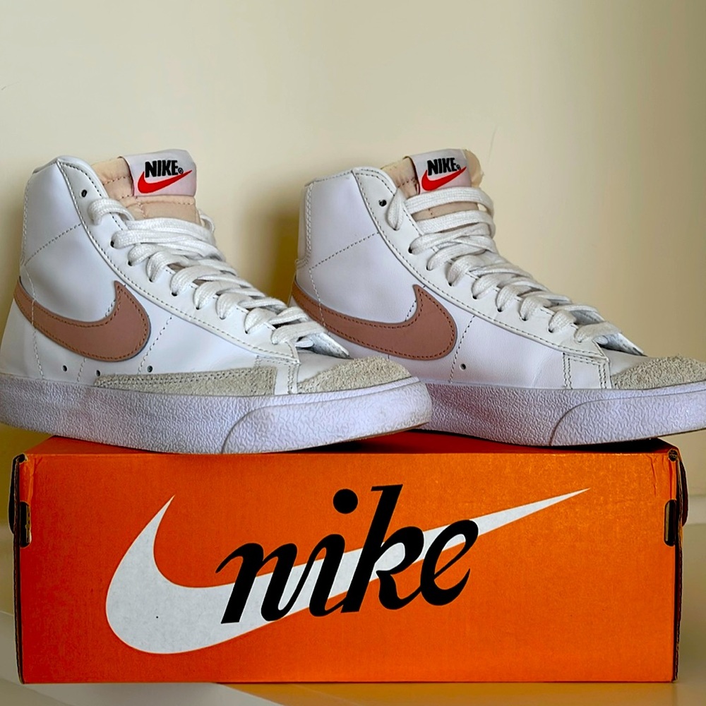 Nike Women’s Blazer Mid ‘77 pink/white Size 6